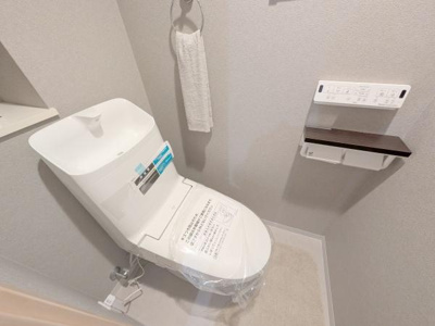 【トイレ】 | ラフィーナ堺・光明池 | 節水型でエコなトイレには、今では当たり前のウォシュレット付き。便座を温める機能付き！