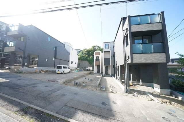 “駅徒歩8分でこの広さ”｜瀬戸ヶ谷町｜20帖超LDK×ルーフバルコニー×床暖房の全8棟★仲介手数料無料★