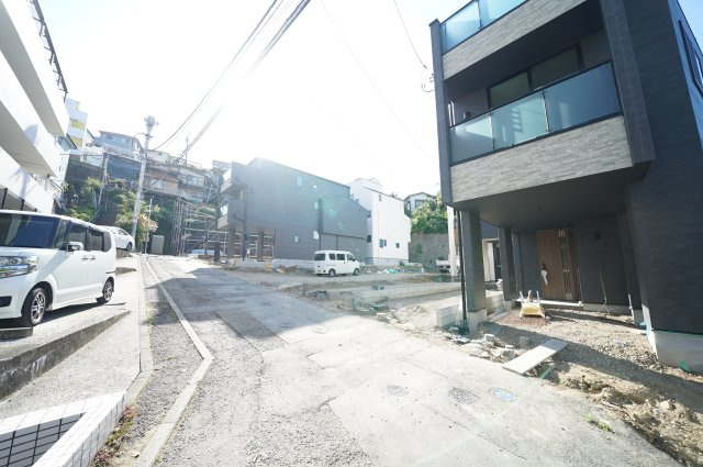 “駅徒歩8分でこの広さ”｜瀬戸ヶ谷町｜20帖超LDK×ルーフバルコニー×床暖房の全8棟★仲介手数料無料★の前面道路含む現地写真