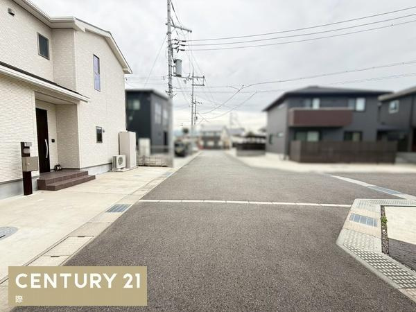 紀の川市西大井　中古戸建の前面道路含む現地写真