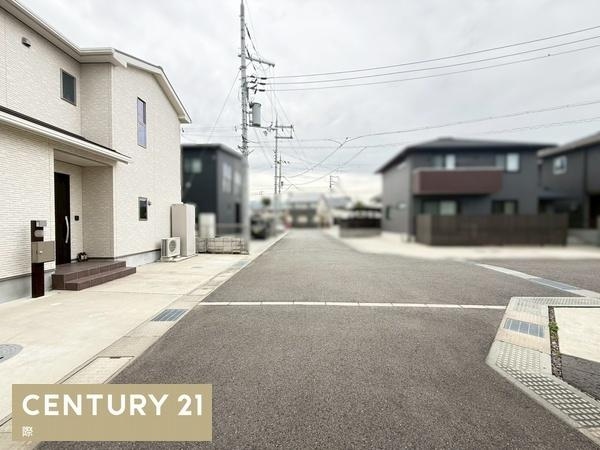 紀の川市西大井　中古戸建の前面道路含む現地写真