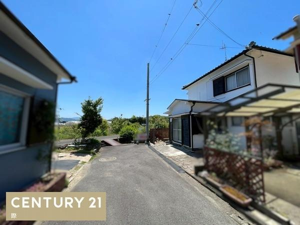 貴志川町西山　中古戸建の前面道路含む現地写真