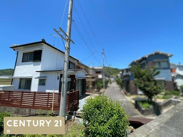 貴志川町西山　中古戸建の前面道路含む現地写真