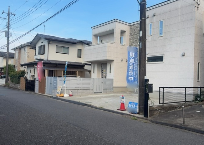 【前面道路含む現地写真】 | 住宅用の土地では前面道路に2m以上接していなければならないと法律で定められています。しかし、お持ちの車のサイズやライフスタイルなどにより、2mでは利便が悪い場合もございますので、事前に確認しましょう。