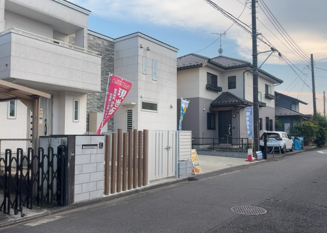 【前面道路含む現地写真】 | お持ちの車種によっては前面道路が広い方が便利でしょう。しかし、前面道路が広ければその分交通量が多くなるため、騒音などが気になる場合があります。実際に現地を見学し、周辺交通量や騒音などを確認しましょう！