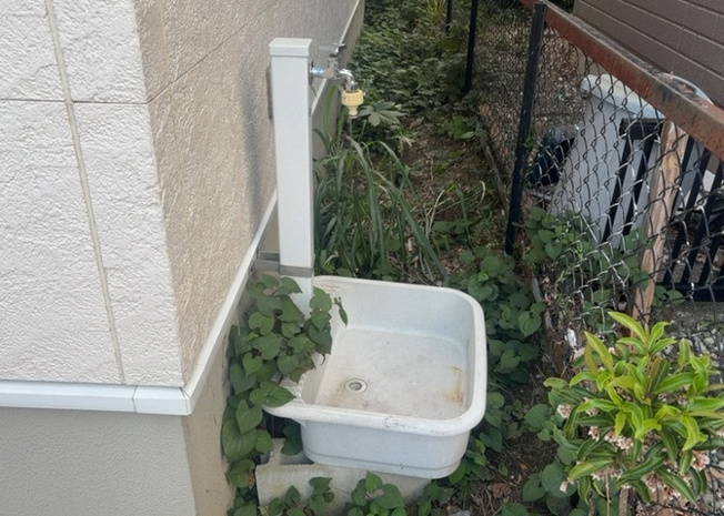 【設備】 | 敷地内に散水栓や立水栓があると便利です。水道水を直接利用できるため、水を運ぶ手間を省くことが出来ます。大量の水を必要とする洗車作業や清掃などに役立ちます。その他設備とあわせて、現地でご確認ください。
