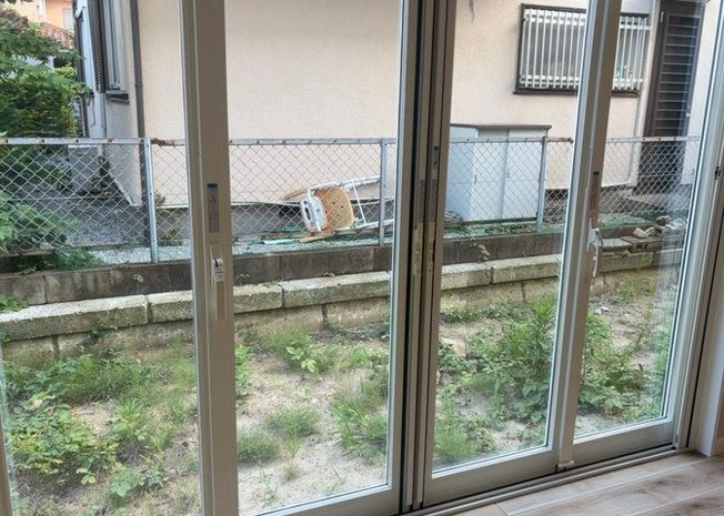 【内装】 | サッシは、ガラス窓に使用される金属製の窓枠です。一般的に住宅建築では、金属製建具工事の段階でガラス類・玄関などと同時に設置されます。種類や構造により断熱性能や遮音性能が異なるので現地でご確認ください。