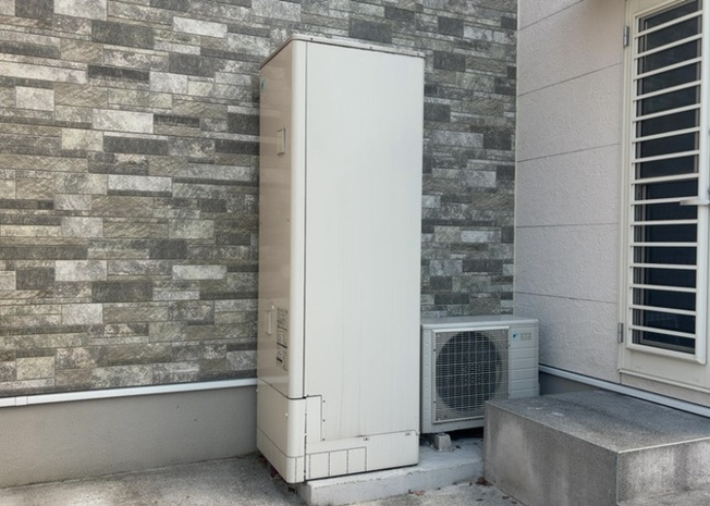 【発電・温水設備】 | 省エネ給湯器とは従来型の給湯器より熱効率が高く、少ない燃料でたくさんのお湯を沸かすことが出来る高効率な給湯器のことを指します。また、省エネ給湯器には種類があり、利便性や効果なども様々です。