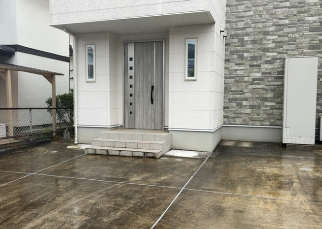 【構造・工法・仕様】 | 木造住宅とは土台、壁、柱など建築物の強度を支える構造体の材に木が使用されている構造を指します。構造体は建物の自重を支えるだけではなく風圧や水圧、積裁荷重などあらゆる衝撃に耐えるための基礎です。