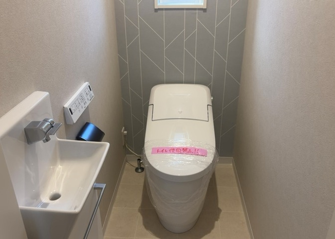 【トイレ】 | トイレは大きさや形、機能、抗菌性などが異なる多種多彩なタイプが各メーカーから出ています。それぞれに良さがあるため、事前にどういったタイプのトイレがいいのかをご家庭内で決めて、内見に行くといいでしょう。