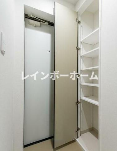 担当エリアのルームアドバイザーが直接対応いたしますの玄関|収納もある玄関です