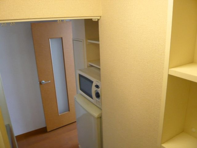 レオパレスシャルマンのその他|便利な収納棚がついています。