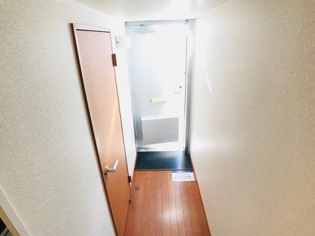 レオパレスリトルハウスの玄関