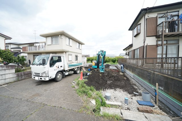 “22帖LDK×吹抜”この開放感は別格｜本宿町｜南側道路で陽当たり良好｜長期優良住宅の一邸★仲介手数料無料★の外観|ゆとりある敷地にゆったりと佇む一邸。周辺の落ち着いた街並みに調和しながらも存在感のある外観が魅力。これから完成へ向かう過程も楽しめる新築戸建です。