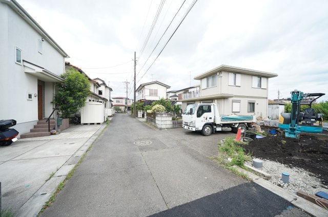 “22帖LDK×吹抜”この開放感は別格｜本宿町｜南側道路で陽当たり良好｜長期優良住宅の一邸★仲介手数料無料★の前面道路含む現地写真|前面道路は交通量も少なく、落ち着いた住環境が広がります。ゆとりある道路幅で車の出し入れもしやすく、小さなお子様のいるご家庭にも安心の立地です。
