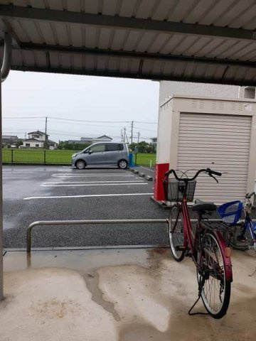 イースト　ワン　ハルズの駐車場