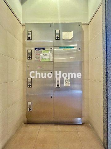 デュオシティ木場公園の設備|【宅配ボックス】在宅時・不在時に関わらず、居住者の代わりに非対面で宅配物を受け取ってくれる便利な設備です。わかりやすくご説明致しますので見学時にはお部屋だけではなく共用部分もぜひチェックしてください。