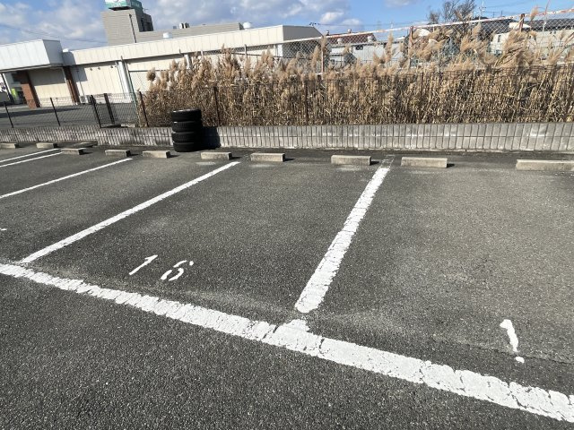 グランディール大幸の駐車場