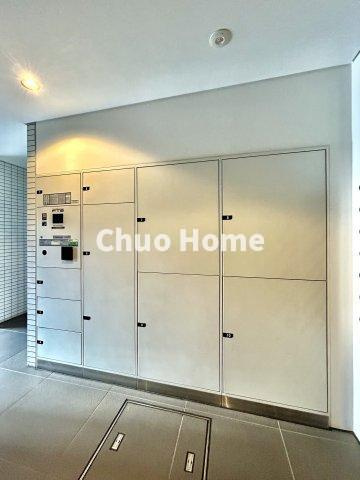 ガーデンレジデンスお花茶屋の設備|【宅配ボックス】在宅時・不在時に関わらず、居住者の代わりに非対面で宅配物を受け取ってくれる便利な設備です。わかりやすくご説明致しますので見学時にはお部屋だけではなく共用部分もぜひチェックしてください。
