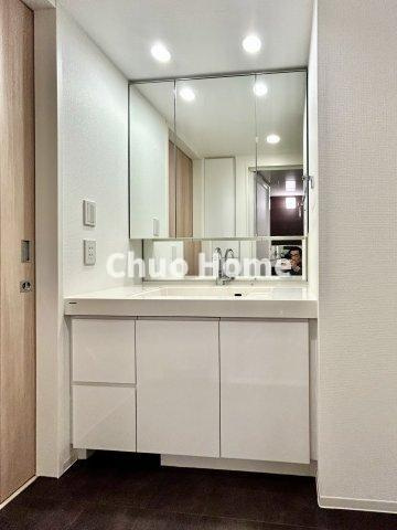 ガーデンレジデンスお花茶屋の独立洗面台|【洗面化粧台】洗面化粧台には三面鏡を採用。身だしなみを整えやすい事はもちろんですが、鏡の後ろに収納スペースを設ける事により、散らかりやすい洗面スペースをすっきりさせる事が出来るのも嬉しいですね