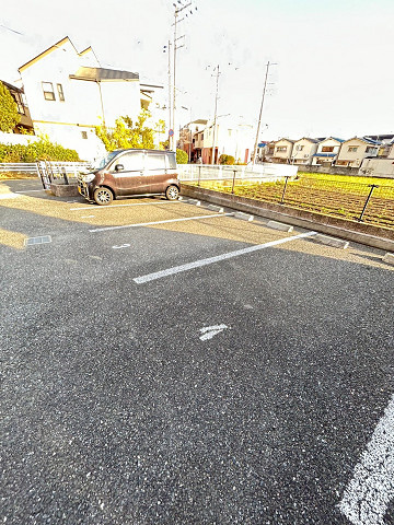 レオパレスグリーンアンバーの駐車場