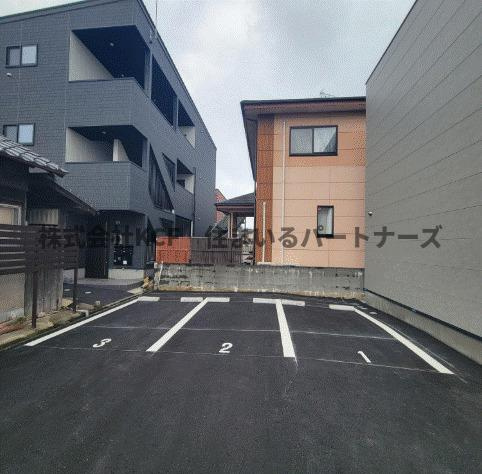 レガリア西町の駐車場