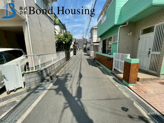 JR土山駅徒歩19分　外壁塗装歴有　魚住町清水　中古戸建の前面道路含む現地写真
