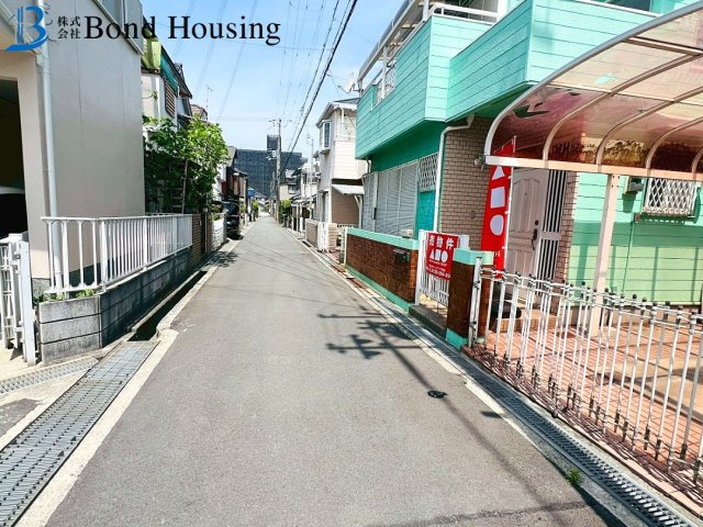 JR土山駅徒歩19分　外壁塗装歴有　魚住町清水　中古戸建の前面道路含む現地写真