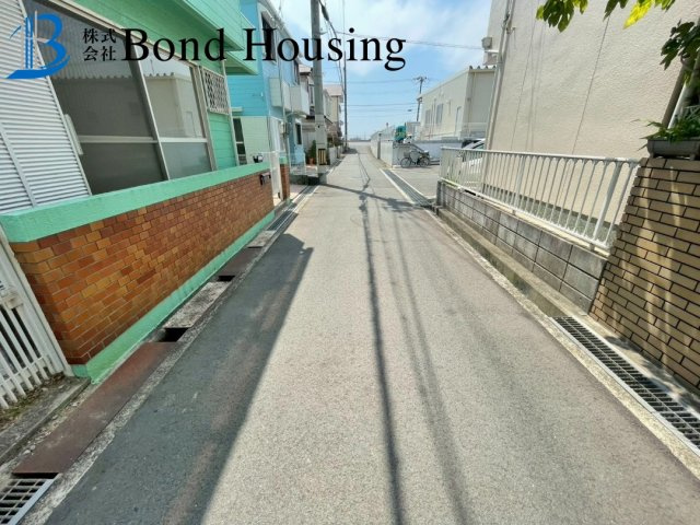 JR土山駅徒歩19分　外壁塗装歴有　魚住町清水　中古戸建の前面道路含む現地写真