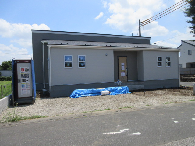 新築戸建　鳩山町今宿552-1（大型平屋住宅　全1棟）の前面道路含む現地写真