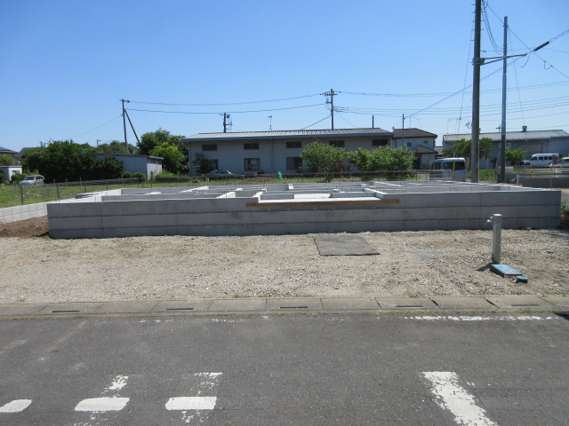 新築戸建　鳩山町今宿552-1（大型平屋住宅　全1棟）の前面道路含む現地写真