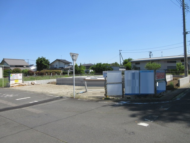 新築戸建　鳩山町今宿552-1（大型平屋住宅　全1棟）の前面道路含む現地写真