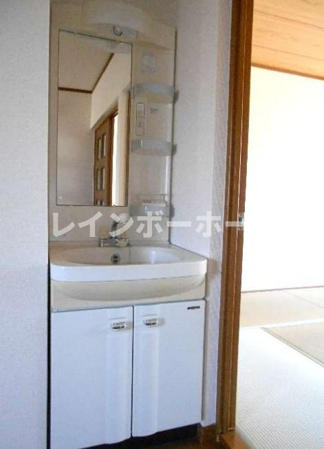 特典：仲介手数料が無料です!!の洗面所|スペースが確保できる洗面所です