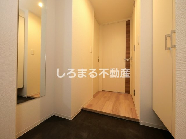 コンフォリア・リヴ淡路町一丁目の玄関