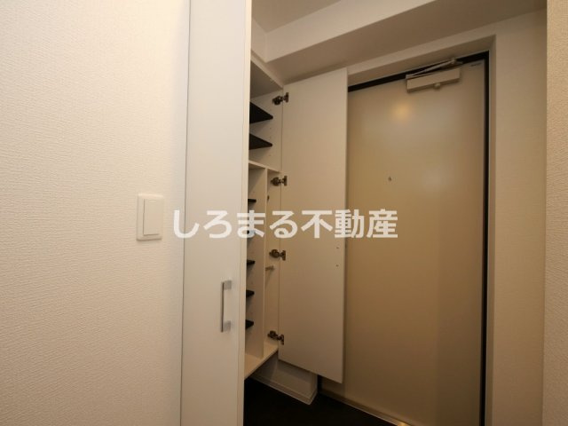 コンフォリア・リヴ淡路町一丁目の玄関