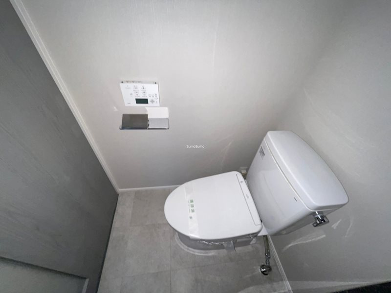 ファーストフィオーレ難波ウエストのトイレ|落ち着いた色調のトイレです