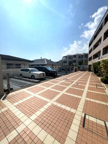 メープル御影山手セレヴィの駐車場