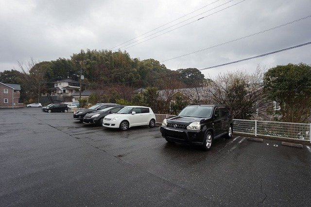 エヴァーグリーンＦの駐車場