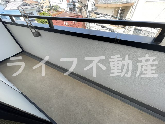 シャトルウエストのバルコニー|外からの目が気にならないバルコニーで洗濯物が干せます