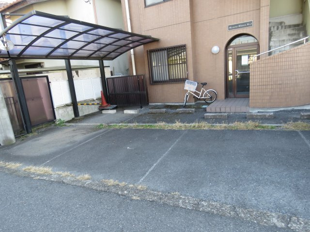 マンション三鈴No.2の駐車場