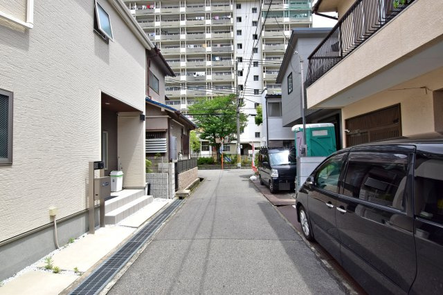 マドレコート常光寺1丁目新築一戸建て｜4LDK＋駐車1台可の前面道路含む現地写真|西側公道前面道路、幅員約4ｍ