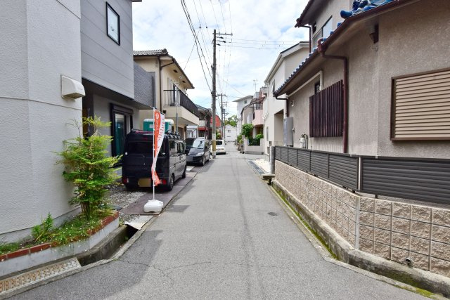 マドレコート常光寺1丁目新築一戸建て｜4LDK＋駐車1台可の前面道路含む現地写真|西側公道前面道路、幅員約4ｍ