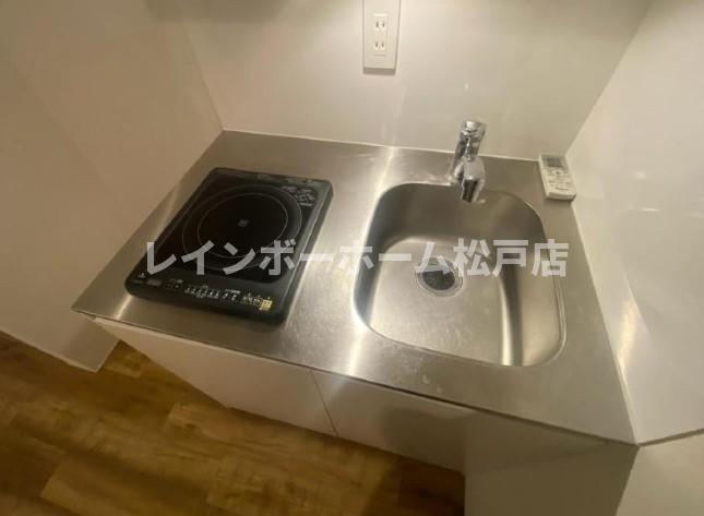 足立区中川１丁目のアパートのキッチン|コンパクトなキッチンで掃除もラクラク