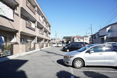 【駐車場】 | グランドリア | 駐車場に車を止められます