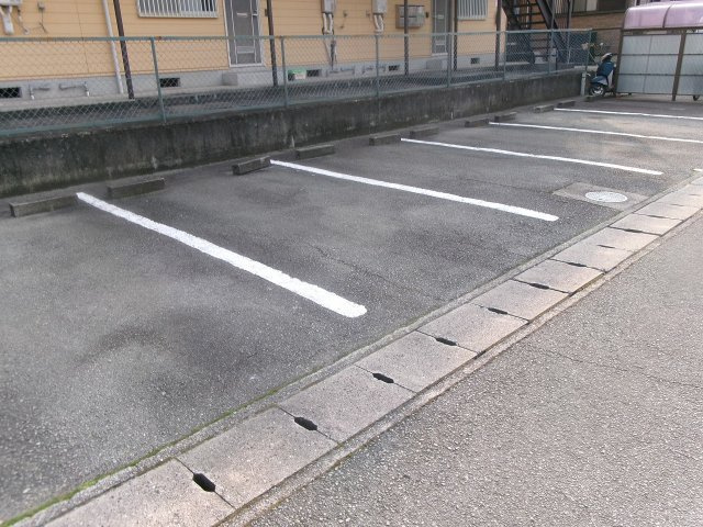 ウィンズ壱番館の駐車場