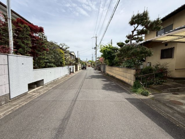 大枝西新林町１丁目　建築条件無土地の前面道路含む現地写真