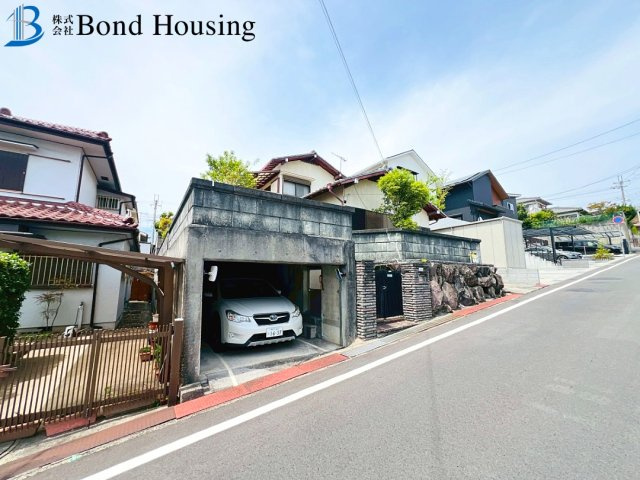 「敷地80坪以上」「車2台駐車可」大久保町高丘1丁目　築44年の前面道路含む現地写真