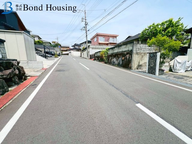 「敷地80坪以上」「車2台駐車可」大久保町高丘1丁目　築44年の前面道路含む現地写真
