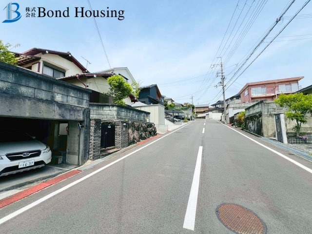 「敷地80坪以上」「車2台駐車可」大久保町高丘1丁目　築44年の前面道路含む現地写真