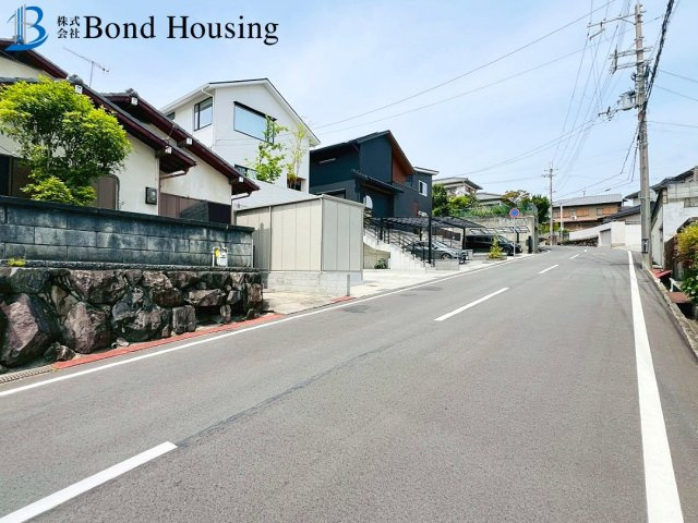 「敷地80坪以上」「車2台駐車可」大久保町高丘1丁目　築44年の前面道路含む現地写真
